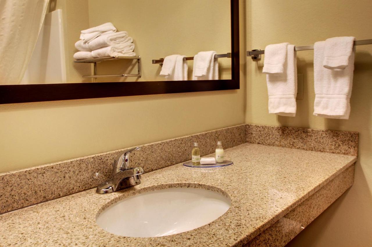 Cobblestone Inn & Suites - Bottineau Екстер'єр фото