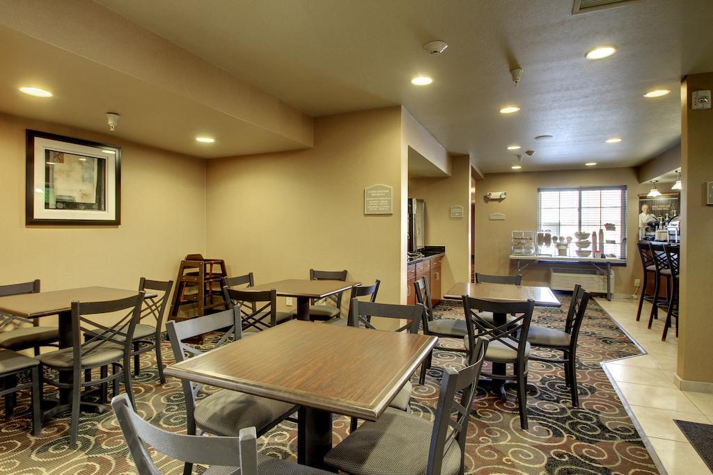 Cobblestone Inn & Suites - Bottineau Екстер'єр фото