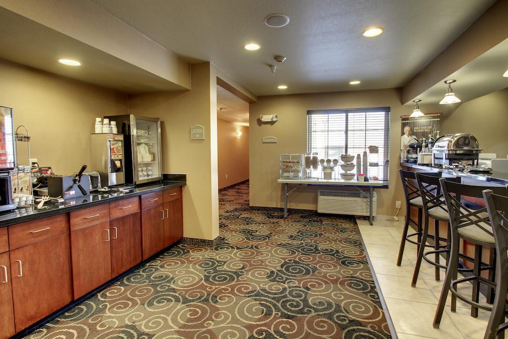 Cobblestone Inn & Suites - Bottineau Екстер'єр фото