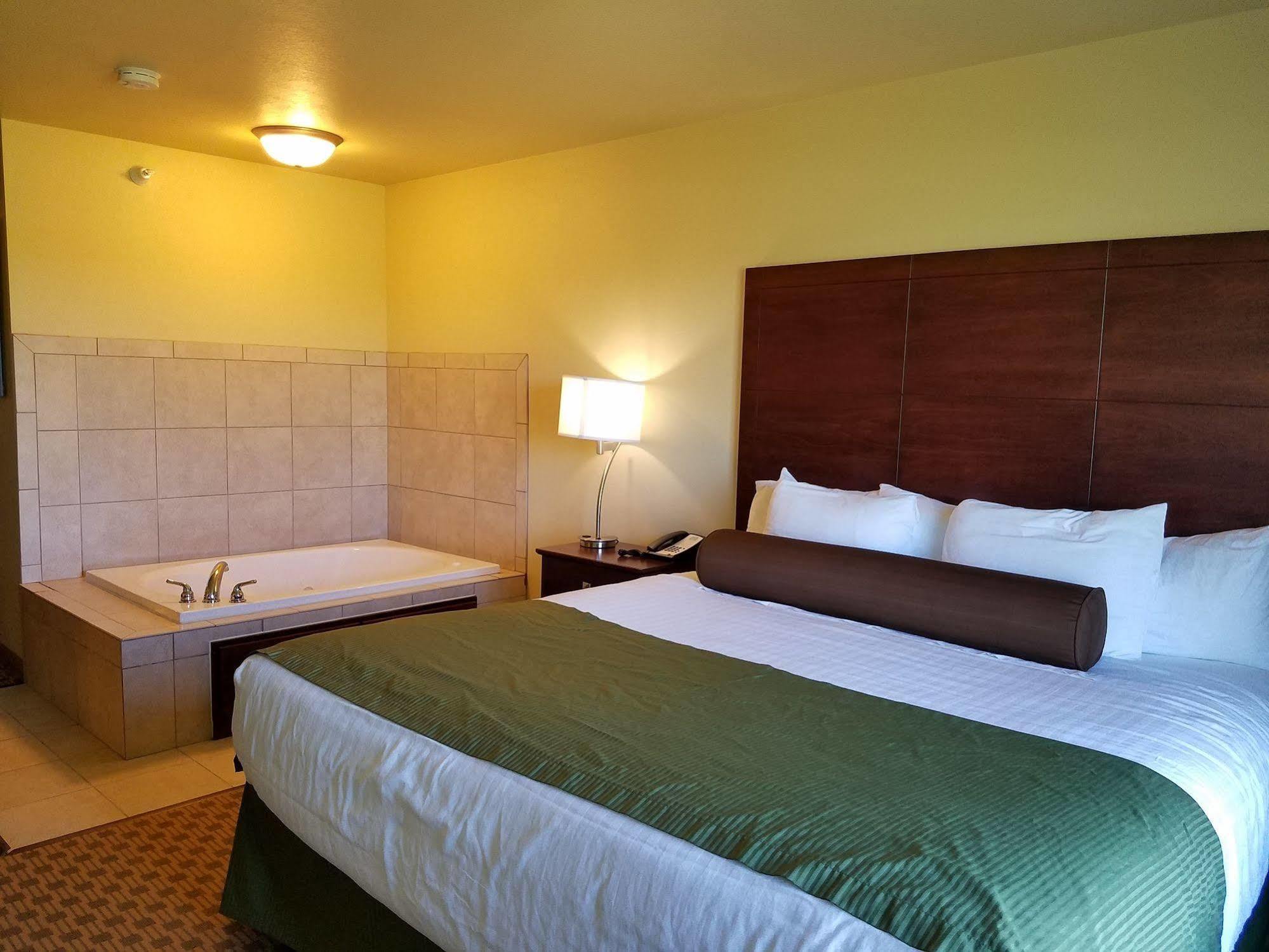 Cobblestone Inn & Suites - Bottineau Екстер'єр фото