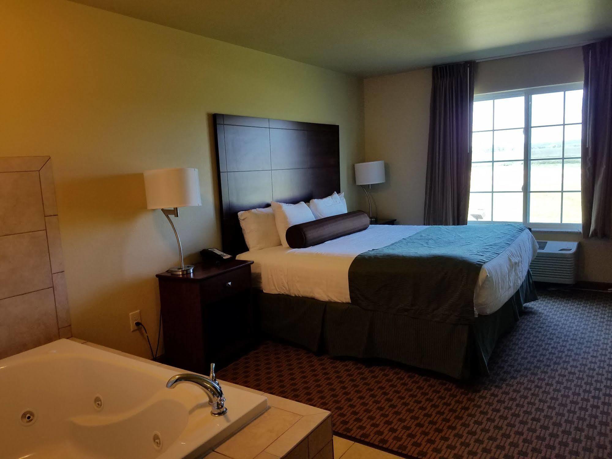 Cobblestone Inn & Suites - Bottineau Екстер'єр фото