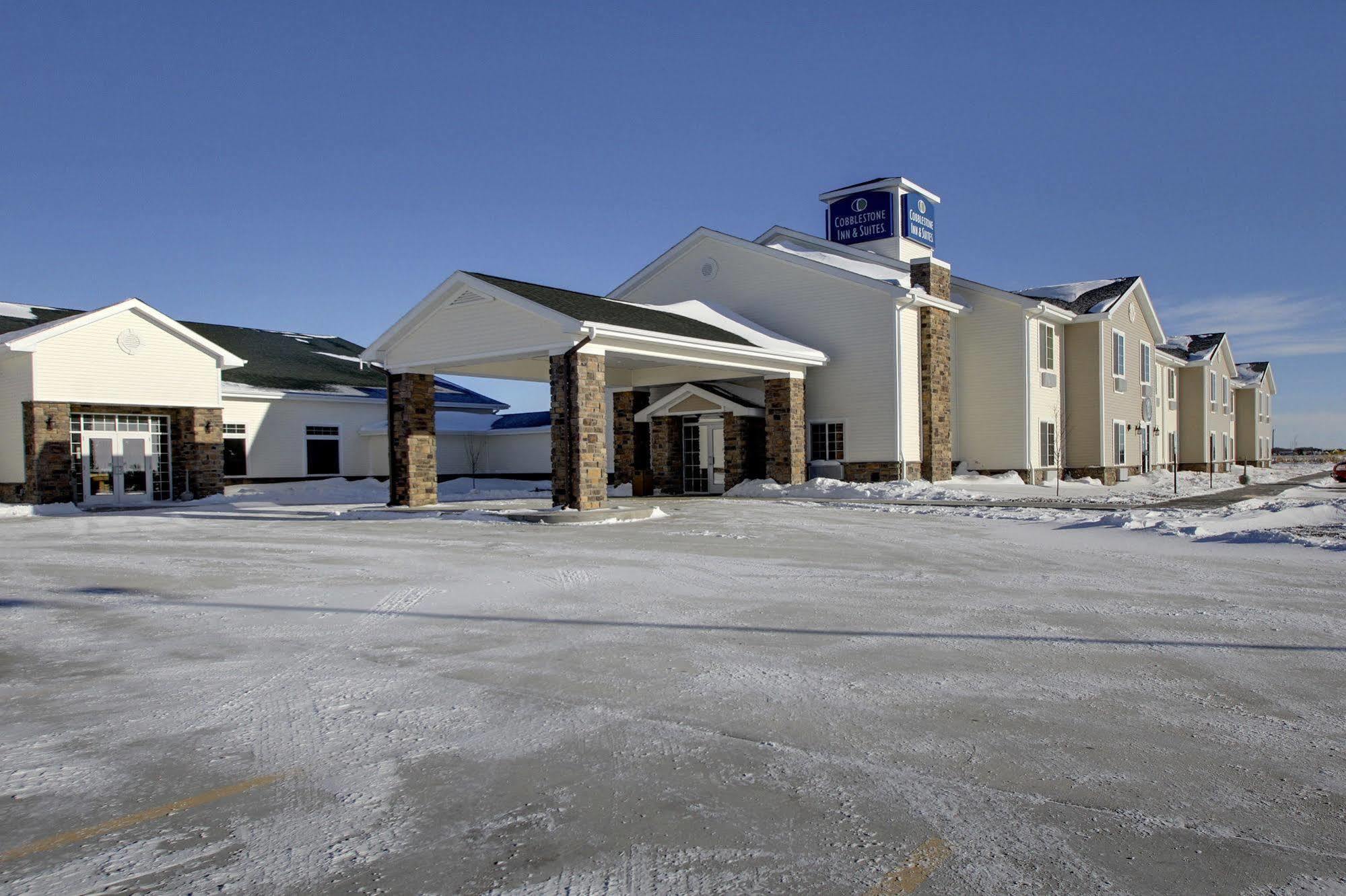 Cobblestone Inn & Suites - Bottineau Екстер'єр фото