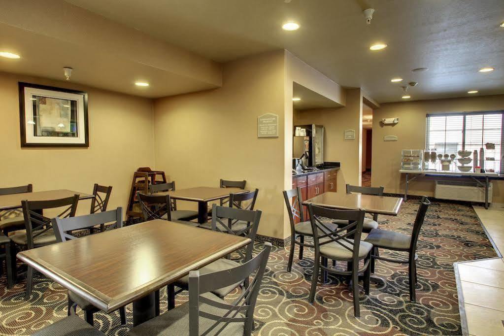 Cobblestone Inn & Suites - Bottineau Екстер'єр фото
