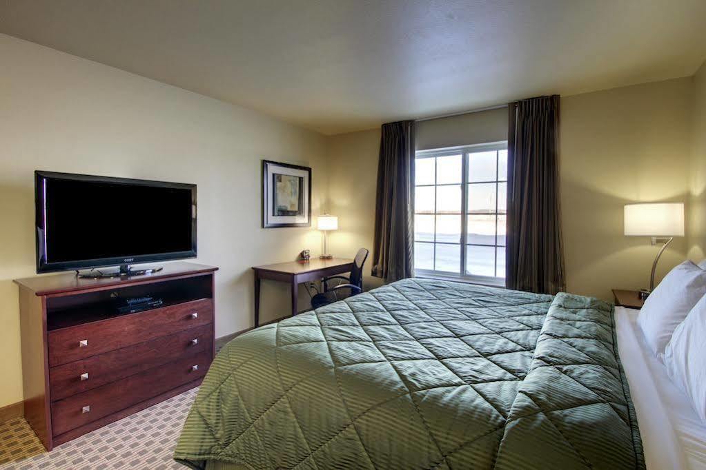 Cobblestone Inn & Suites - Bottineau Екстер'єр фото