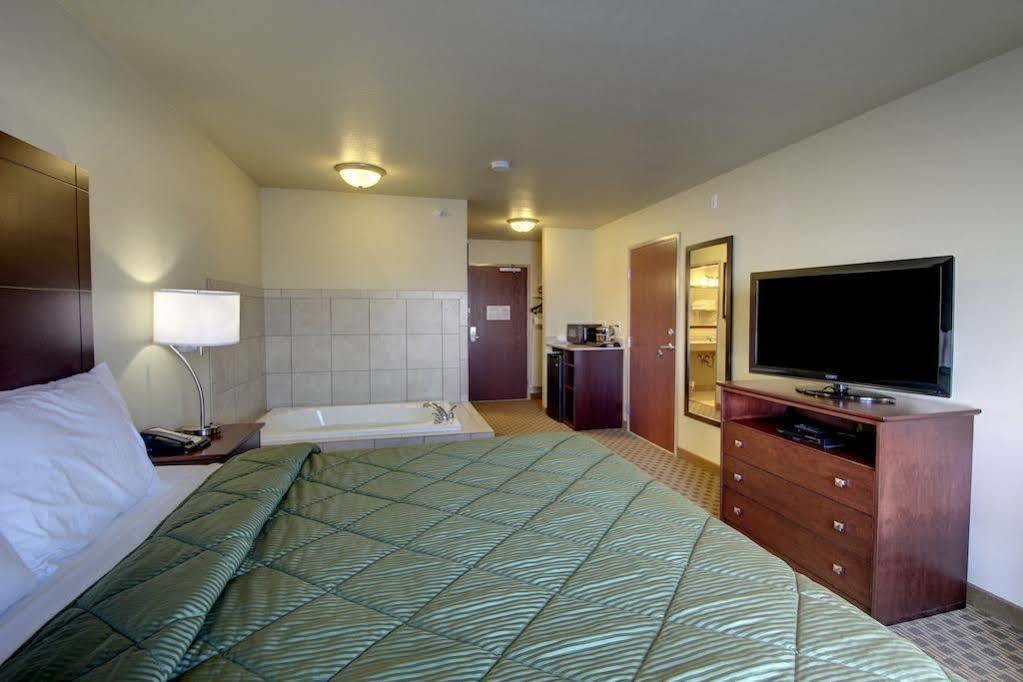 Cobblestone Inn & Suites - Bottineau Екстер'єр фото